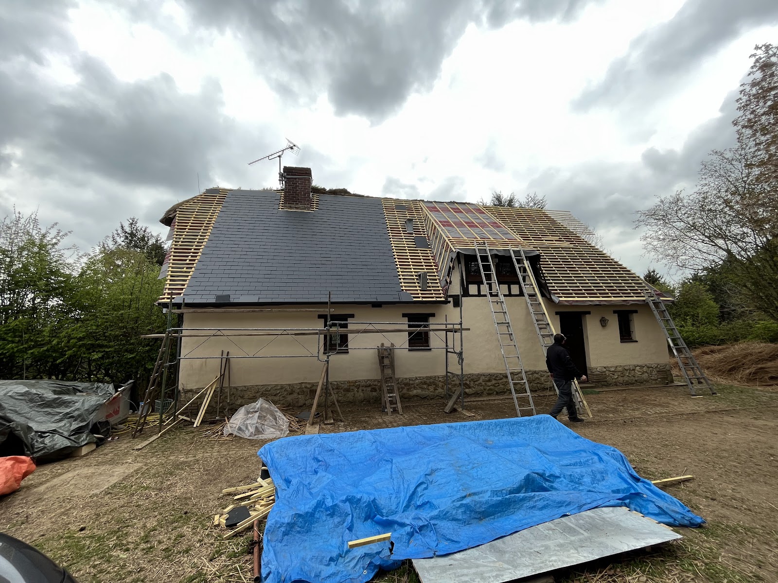 Chantier de couverture avec pose de nouvelles ardoises