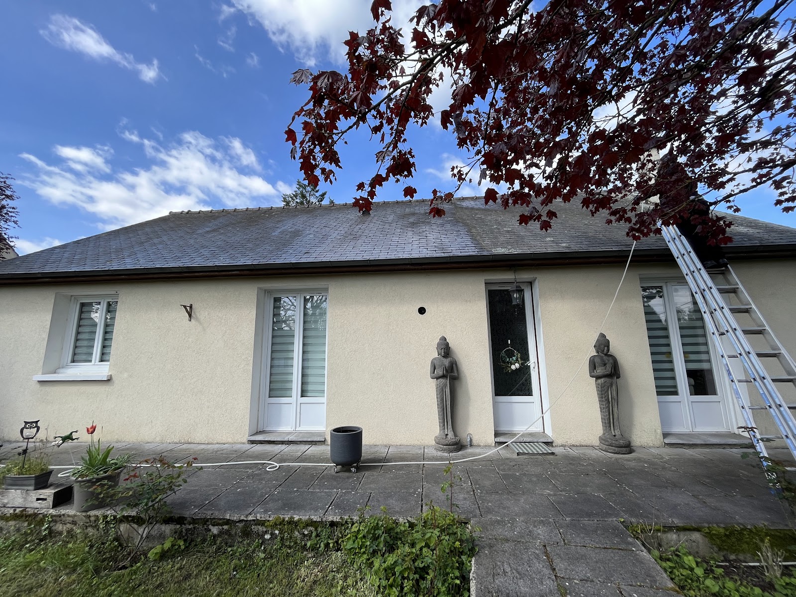 Vue d'ensemble d'un nettoyage de toiture sur maison individuelle